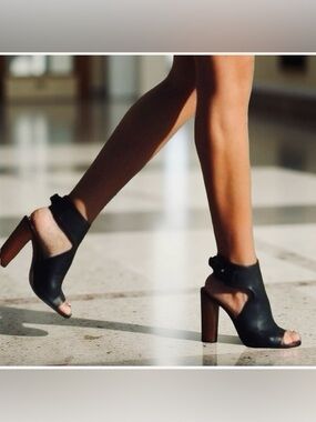 Vince “Addie” Black Leather Open Toe Booties Size 5M